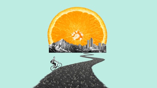 Henkilö pyöräilee kohti visiota, jossa näkyy kasvava liiketoiminta ja yrityksen tavoitteet (symboleina kaupunki, appelsiini ja vuori).